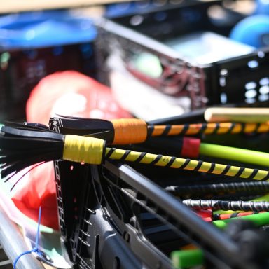 Verschiedene Sportgeräte und Utensilien in einem Transportbehälter angeordnet.