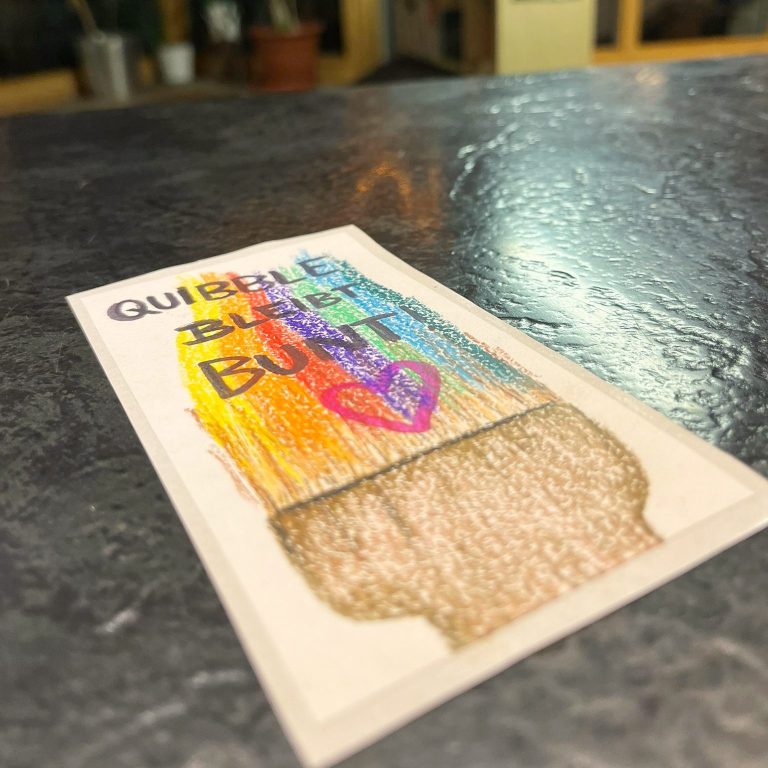 Eine kreative Postkarte mit bunten Farben und einem Herz.
