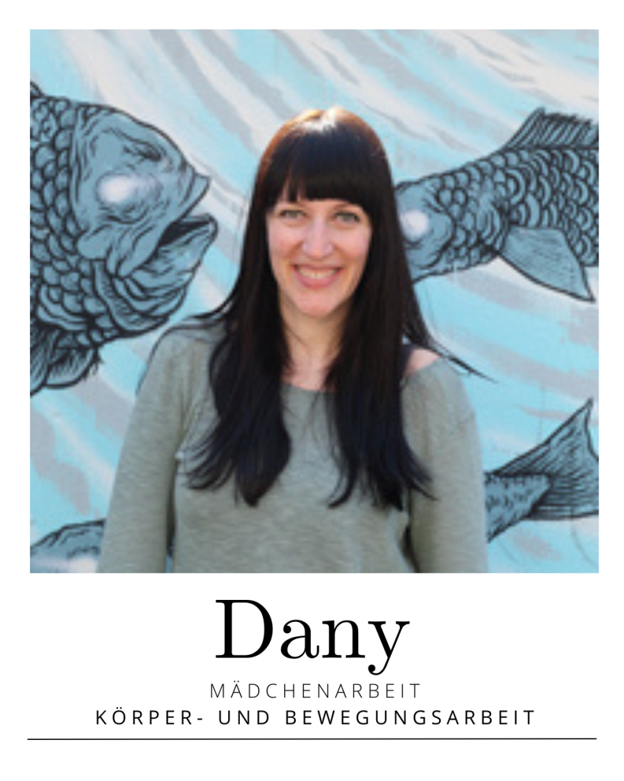 Porträt von Dany vor einem farbenfrohen Fisch-Motiv, mit dem Text „Mädchenarbeit“.