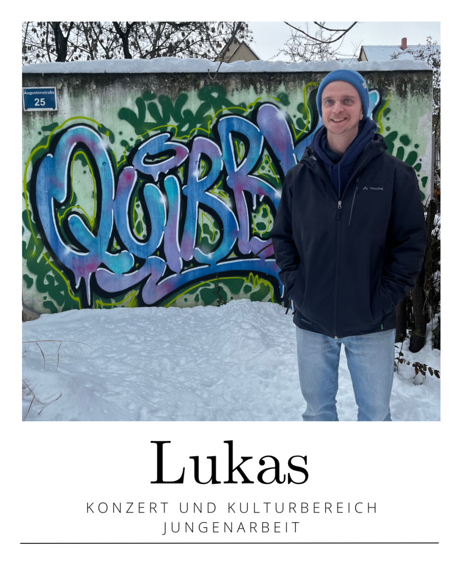 Junger Mann in blauer Mütze vor graffiti-bedeckter Wand mit dem Schriftzug „QUIBB“.