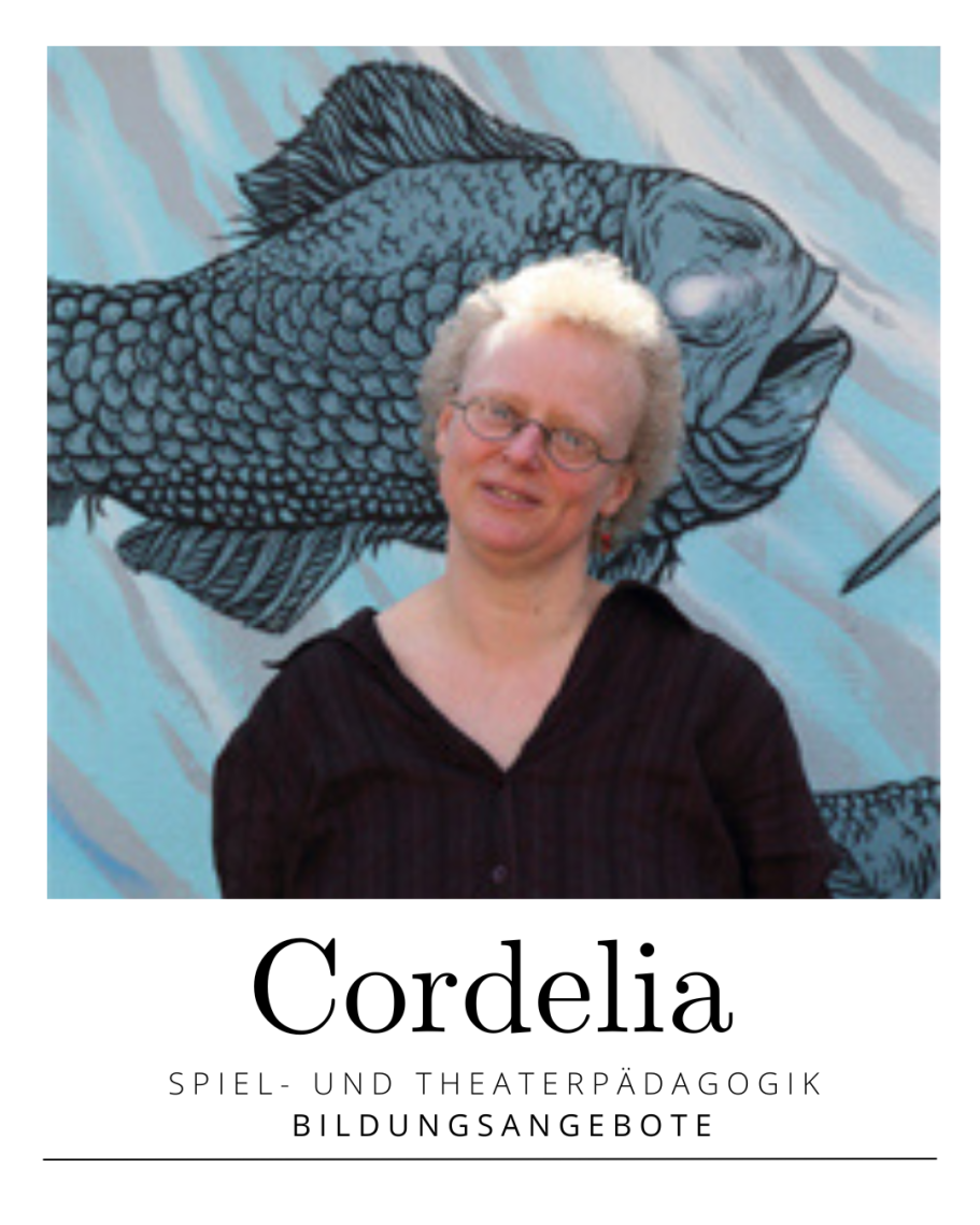 Frau mit Brille vor einer bunten Fischwand, unterhalb steht "Cordelia".