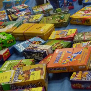 Vielfalt an Brettspielen in bunten Verpackungen auf einem Tisch angeordnet.