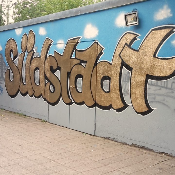 Graffiti mit dem Schriftzug "Südstadt" auf einer Wand.