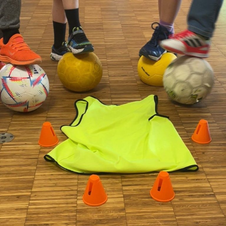 Gruppentraining mit Menschen, die auf Gymnastikmatten verschiedene Übungen ausführen.
