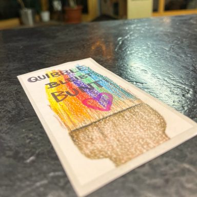 Bunter Aufkleber mit dem Schriftzug „Guinness ist besser“ und einer Herzillustration.